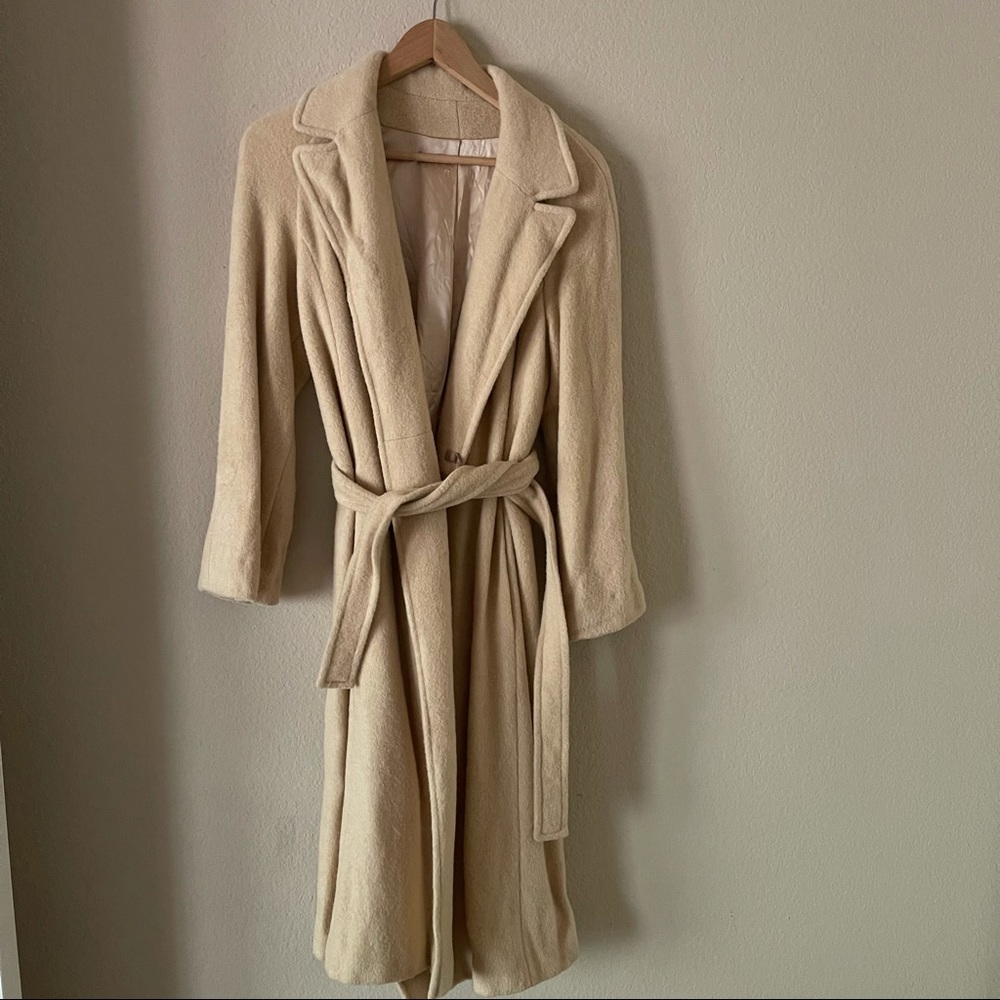 Wool coat with satin lining. Vintage. Excellent